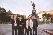 2006 Arad, barátokkal a Szabadság-szobornál